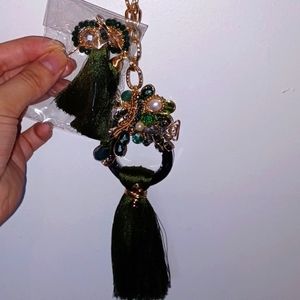 GREEN TASSLE JEWELRY SET.NECKLACE AND EARRINGS.